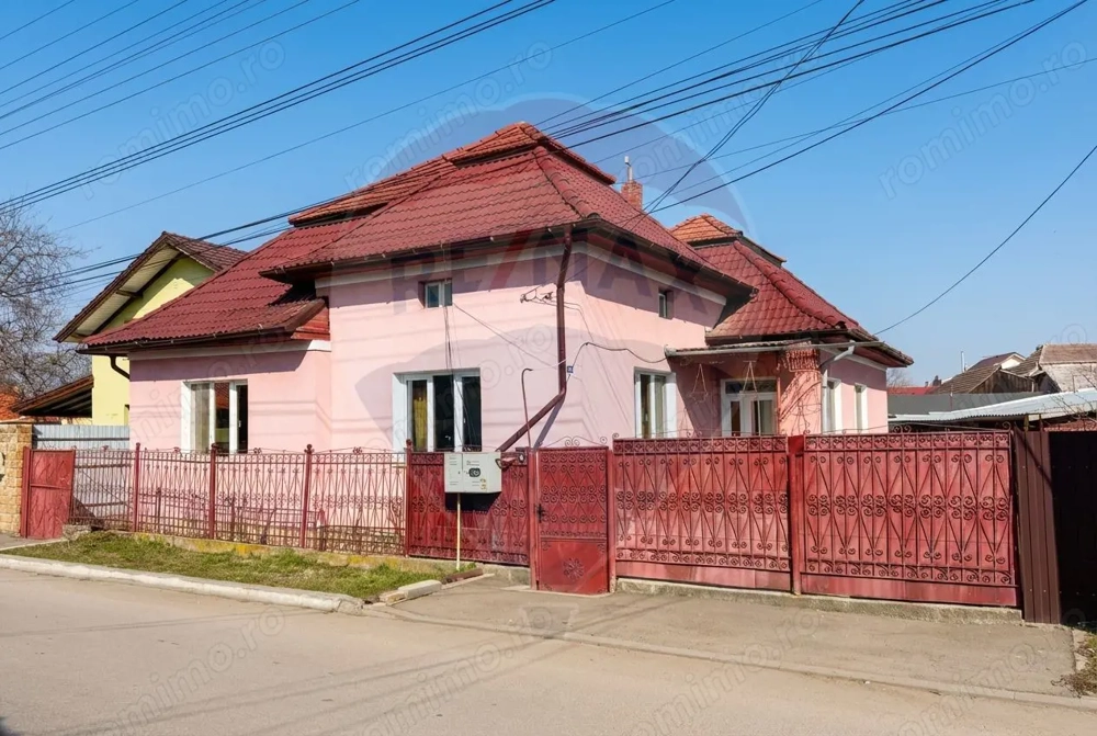 Casă cu 3 camere - str. Primaverii