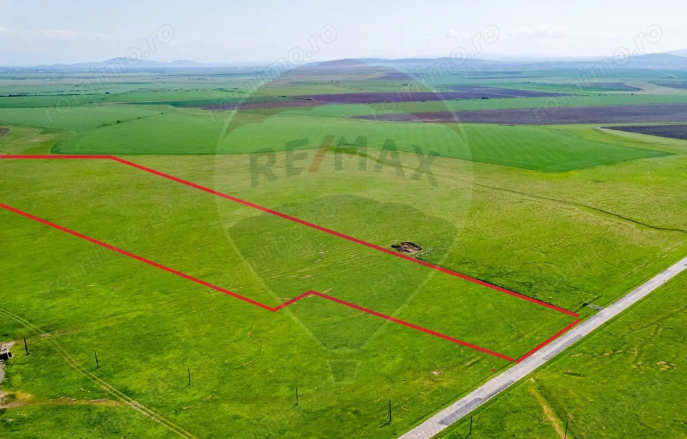 5 hectare teren agricol- pășune, cu front la șosea, zona Sântana