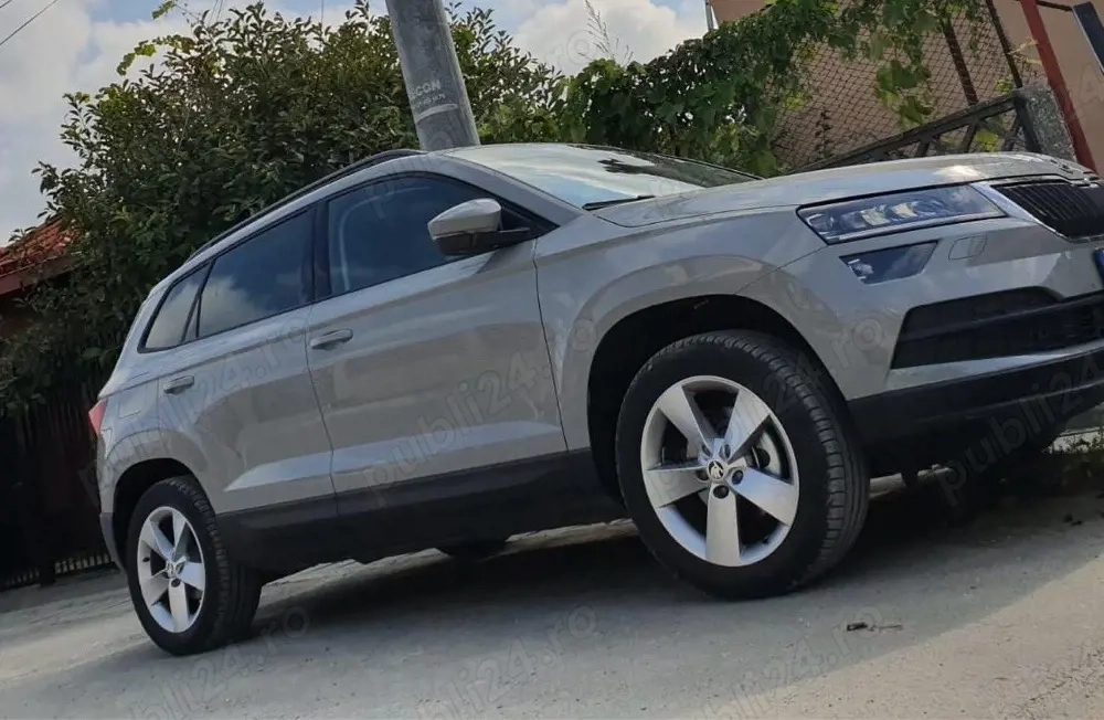 Skoda Karoq 1.5 TSI scaune pedale si volan sport 