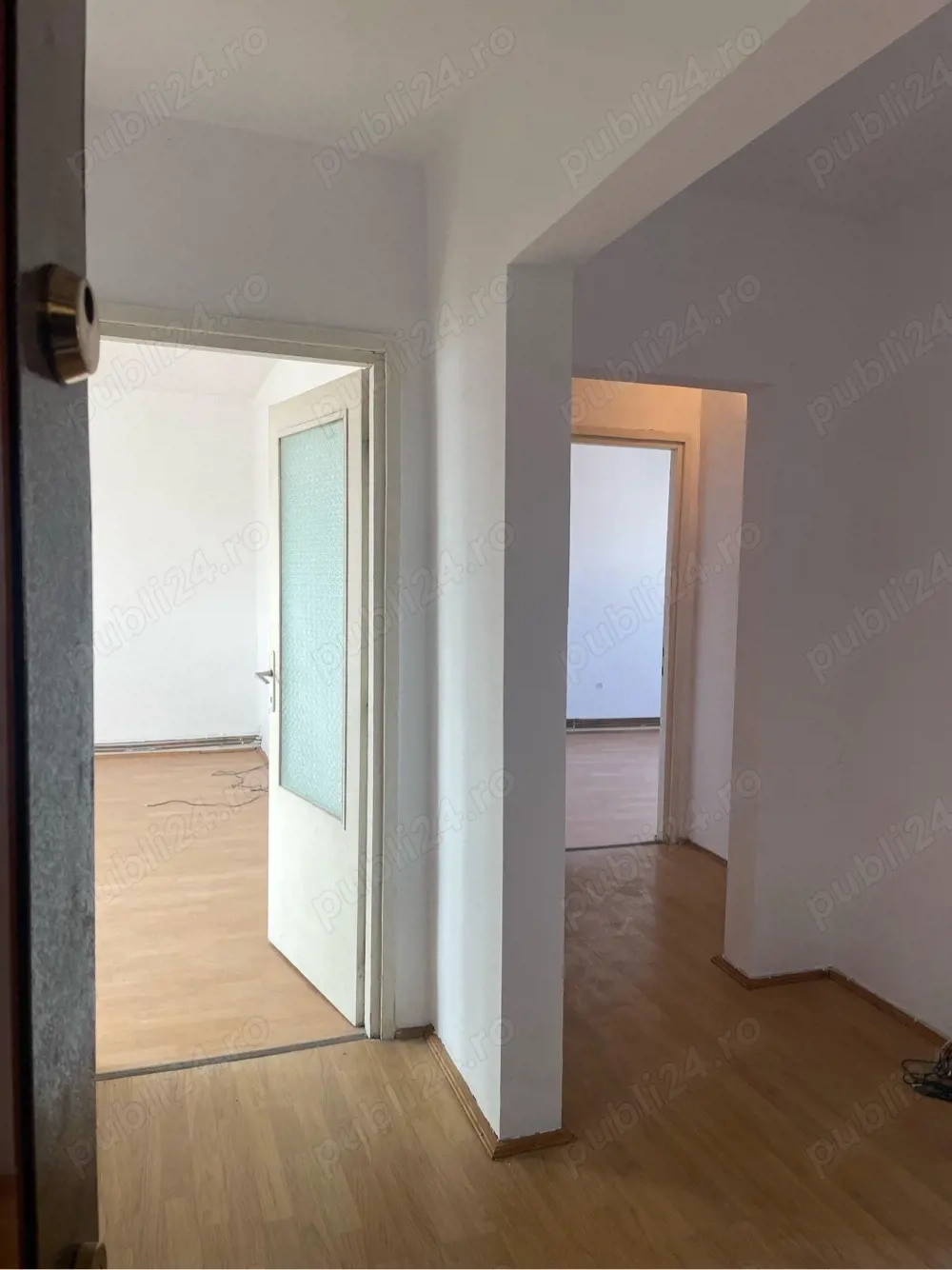 Vând apartament , 3 camere , decomandat , Micro 3 , lângă școala
