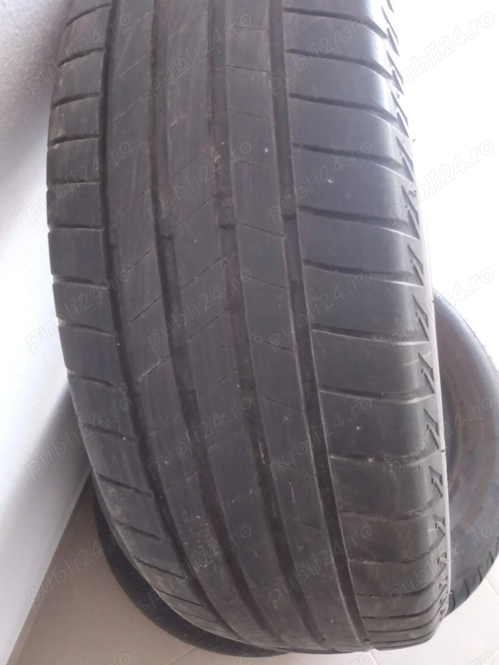 Se vând 4 cauciucuri de varã Bridgestone 