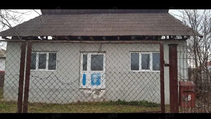 Casă de vânzare potențial normal și teren generos