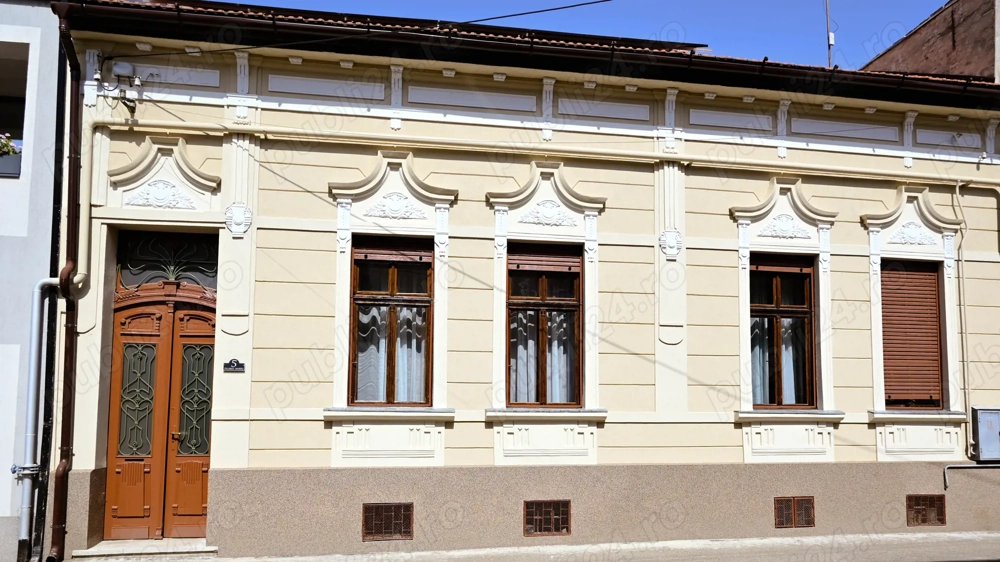 Ofer spre inchiriere casa nou renovata. 160 mp. Central. Lugoj.