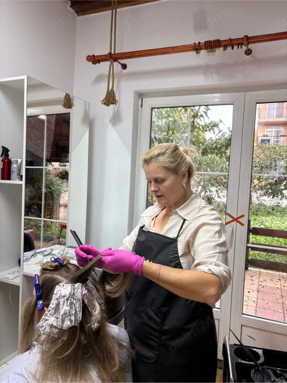 Ajutor coafor   absolvent curs, caut salon pentru colaborare