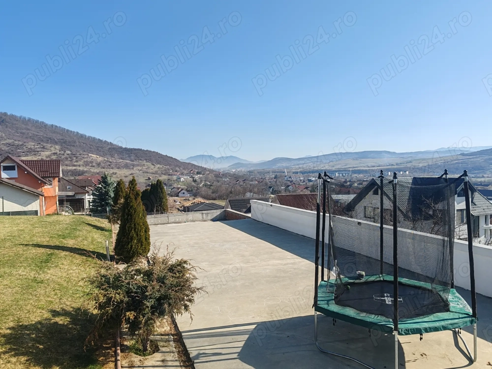 Se vinde casa într-o poziție deosebită 