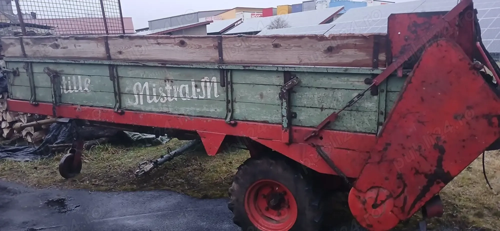 Remorca impastiat gunoi 