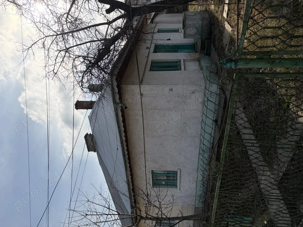 Vând casă bătrânească str Crinilor 36