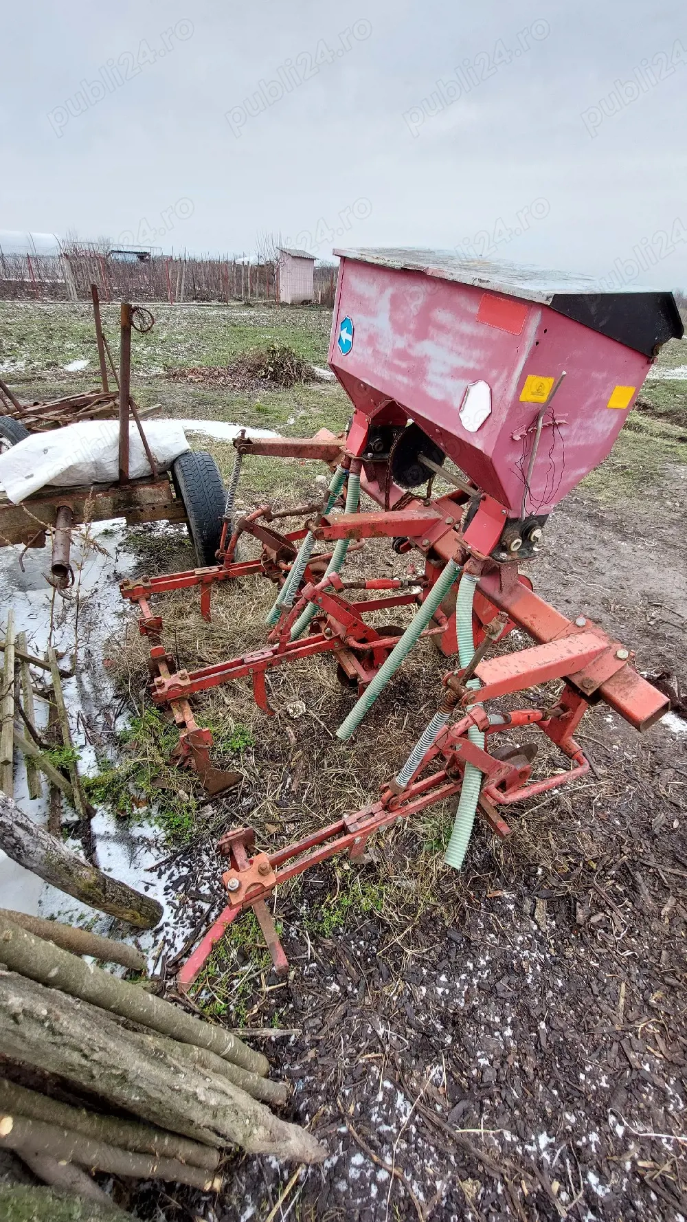 vând cultivator cu fertilizator pe 3 randuri