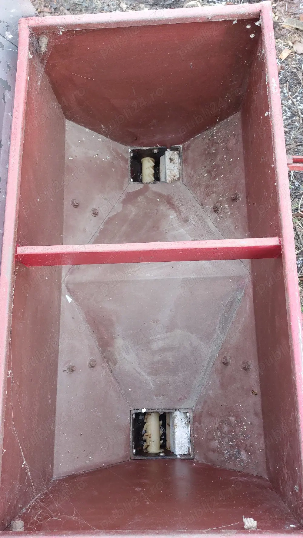 vând cultivator cu fertilizator pe 3 randuri