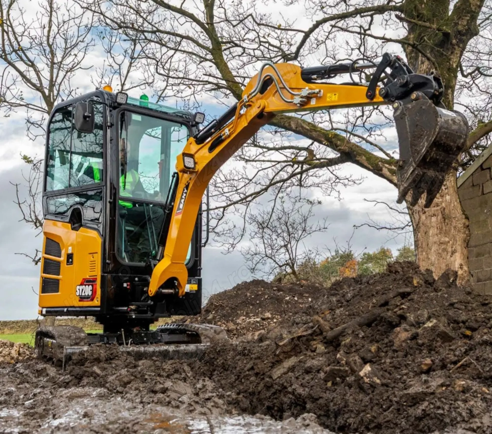 Execut lucrări cu miniexcavator