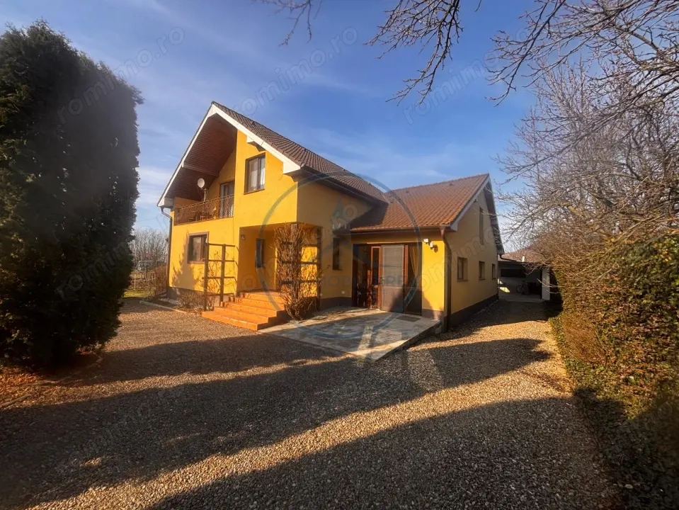 Casă spațioasă cu 3 dormitoare, două terase și două fronturi–15 km de Bistrita