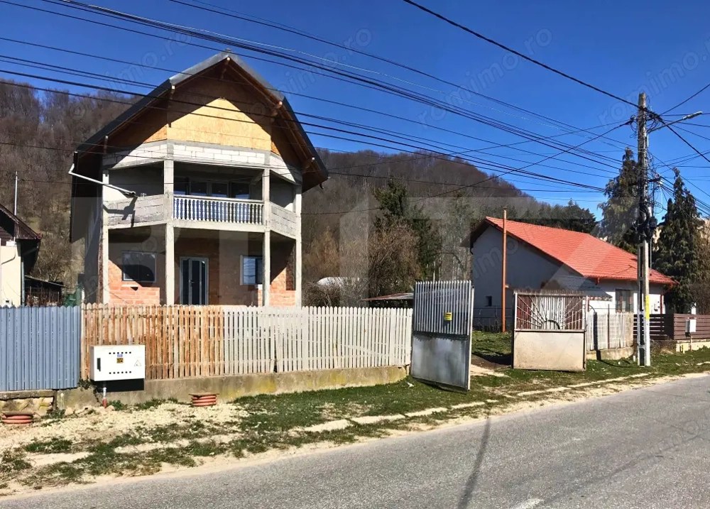 Casă (la rosu), Livadă și Pădure, Teren Generos și Plată Flexibilă – Bezdead