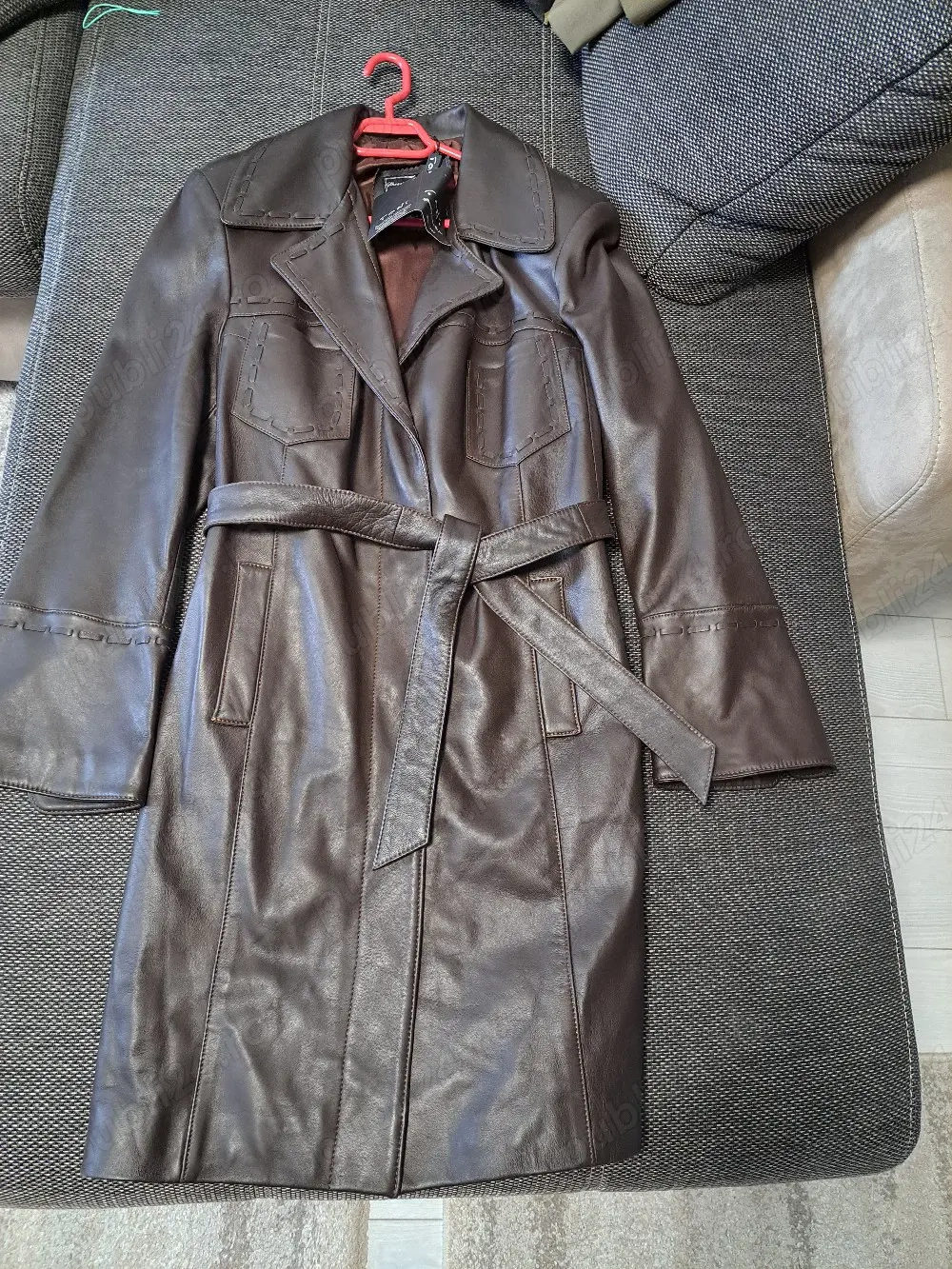 Vând Jachetă din Piele Naturală pentru femei NOUĂ, preț  1000 lei.