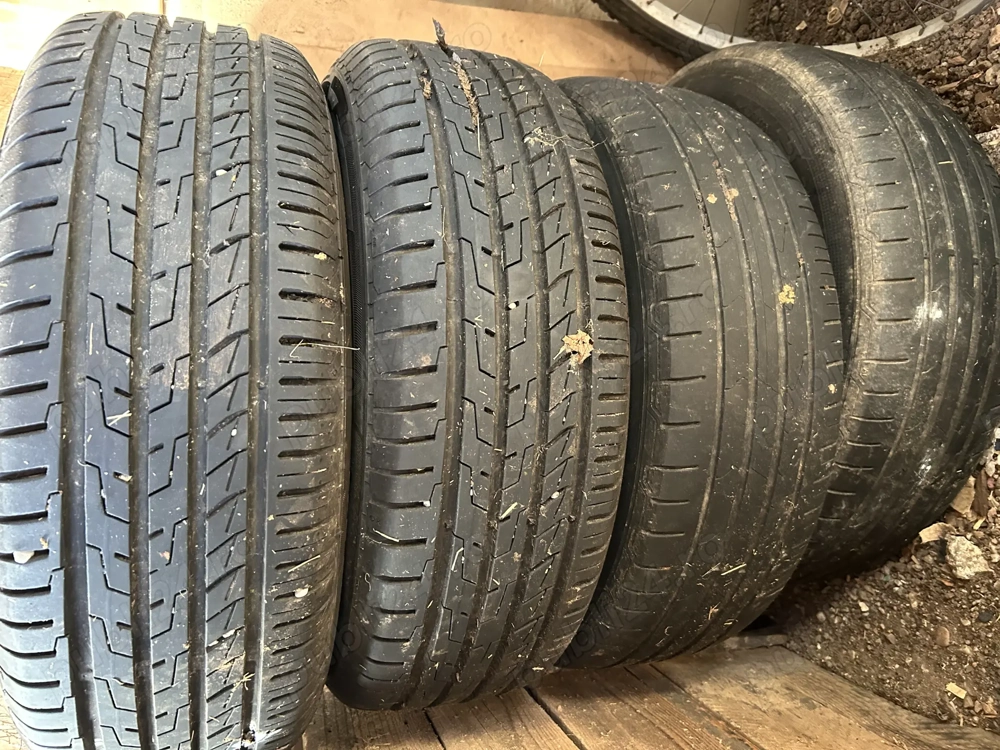 Patru genți cu anvelope de vară 215 65 R16 preț 1550 lei negociabil 