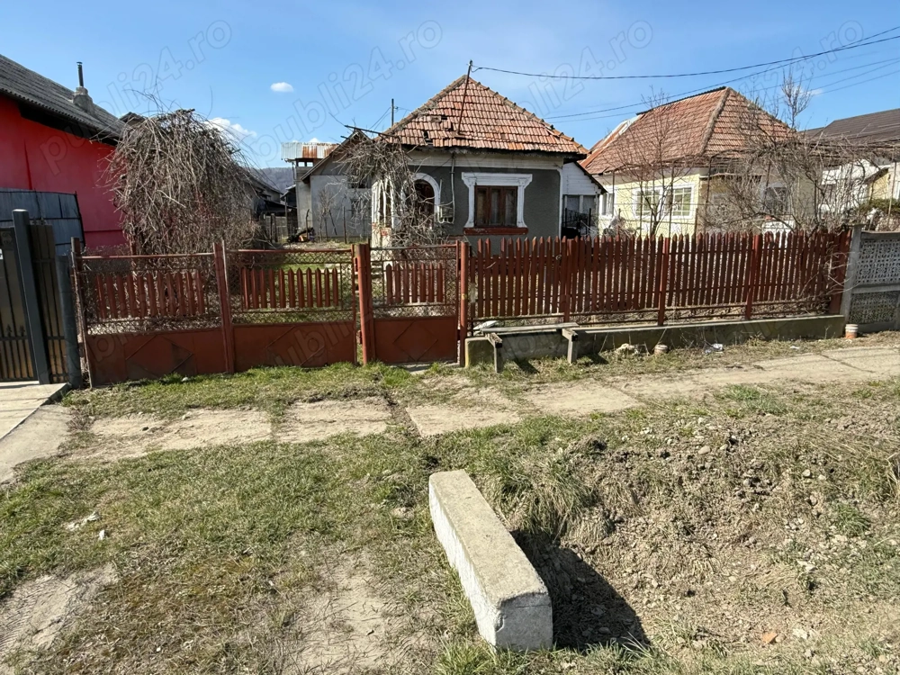 Vând casa cu dependinte