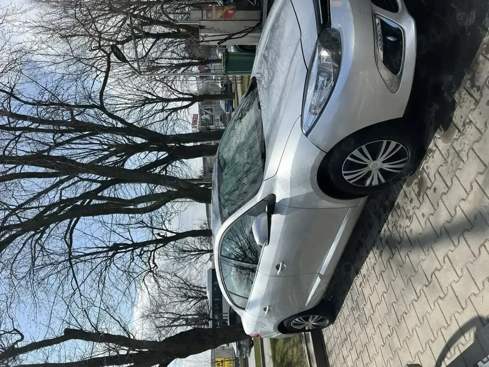 De vânzare   Mașina familiei, bine întreținută