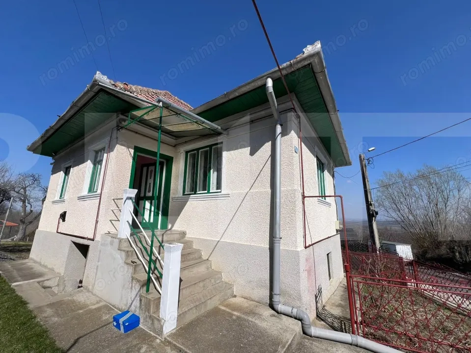Casa renovabila de vanzare cu teren de 1300mp