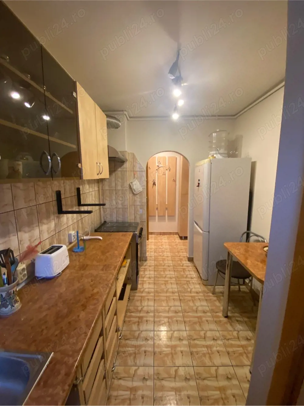 Închiriez apartament 2 camere,renovat complet, zonă liniștită, acces facil Shopping.