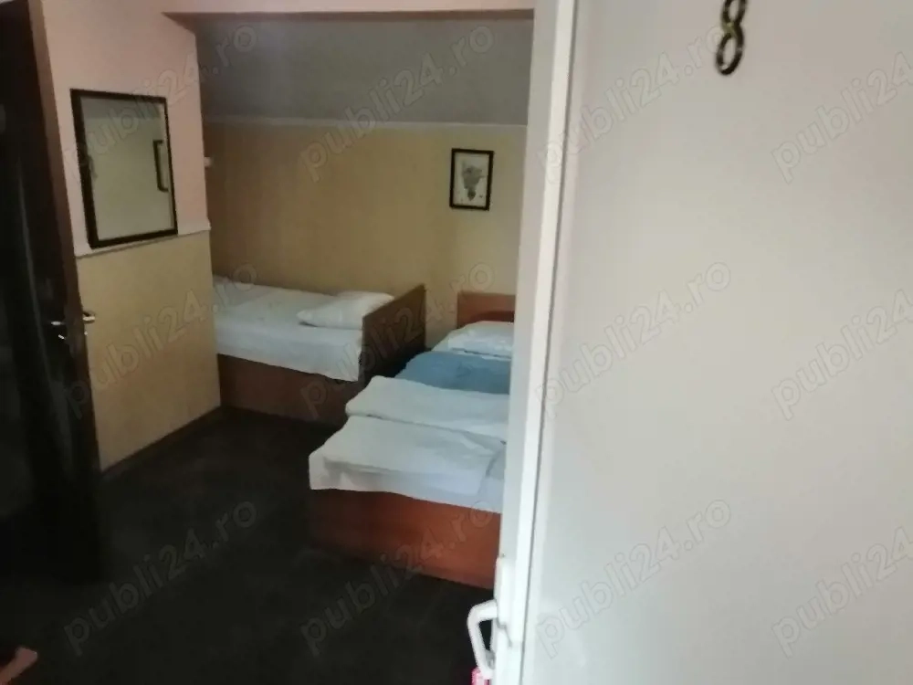 Închiriez 10 camere duble 