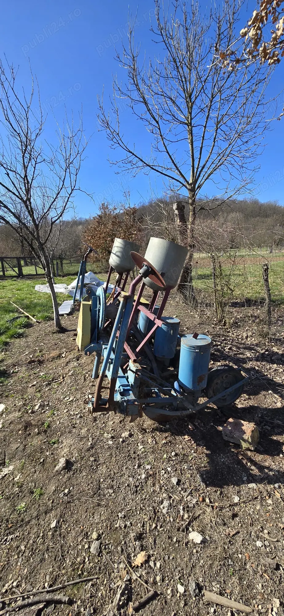 Vand semanatoare porumb pe 4 randuri 