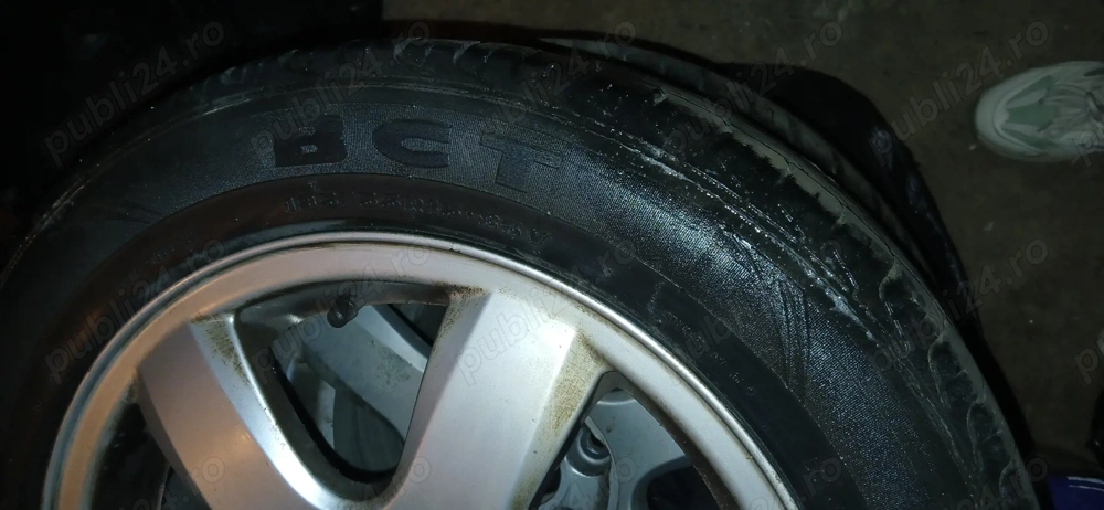 Jante aluminiu cu cauciucuri de vara.