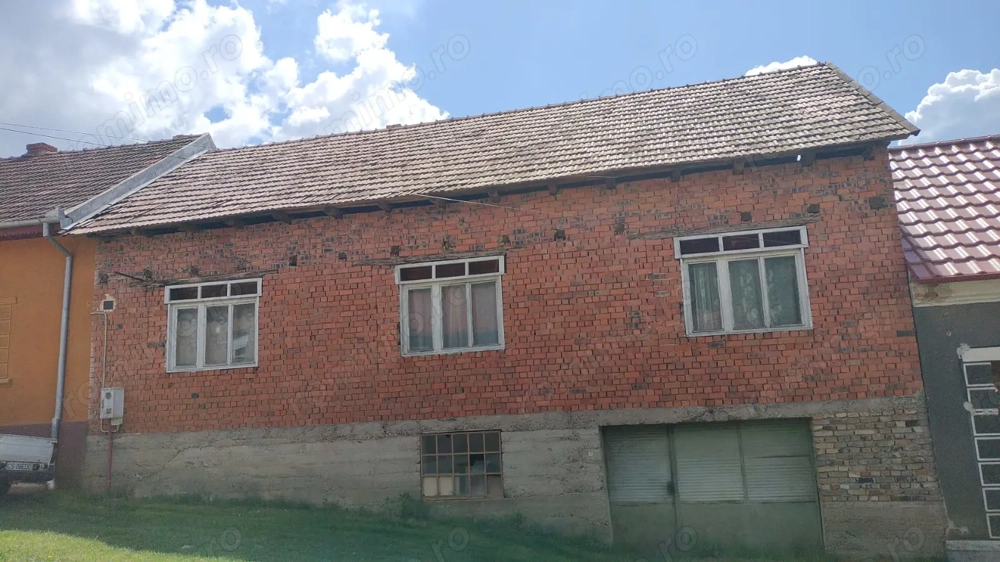 Vând casă și teren intravilan în comuna Târnova, jud.Caraș-Severin, suprafata utilă de 1032 mp.