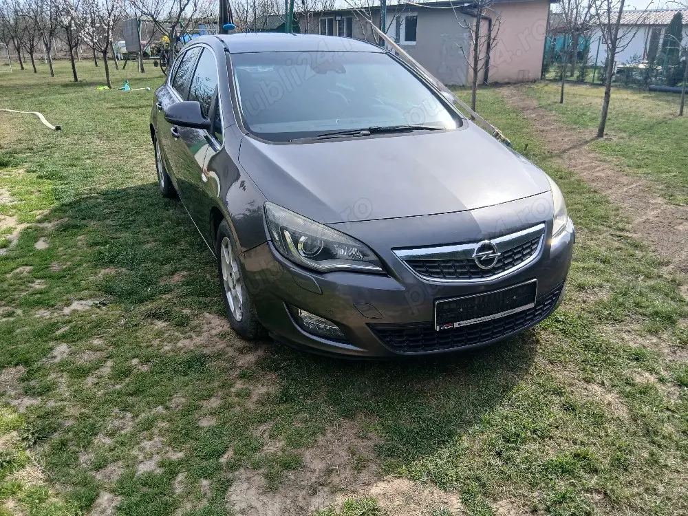Vand sau dezmembrez opel astra j