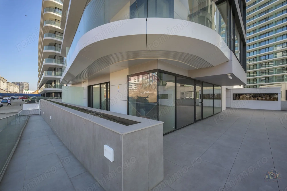 Spatiu ideal showroom/cafenea | vitrine + terasa