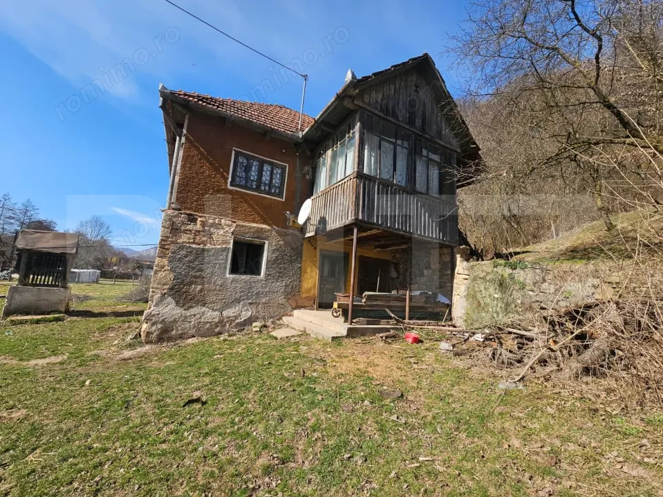 Casă cu teren generos 6.820 mp, lângă pădure și râu – Almașu Mare