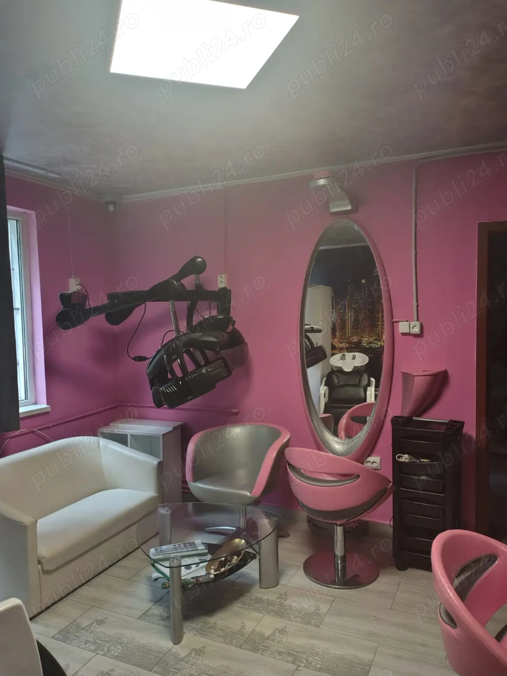 inchiriez scaun coafor camera cosmetica spatiu manichiura