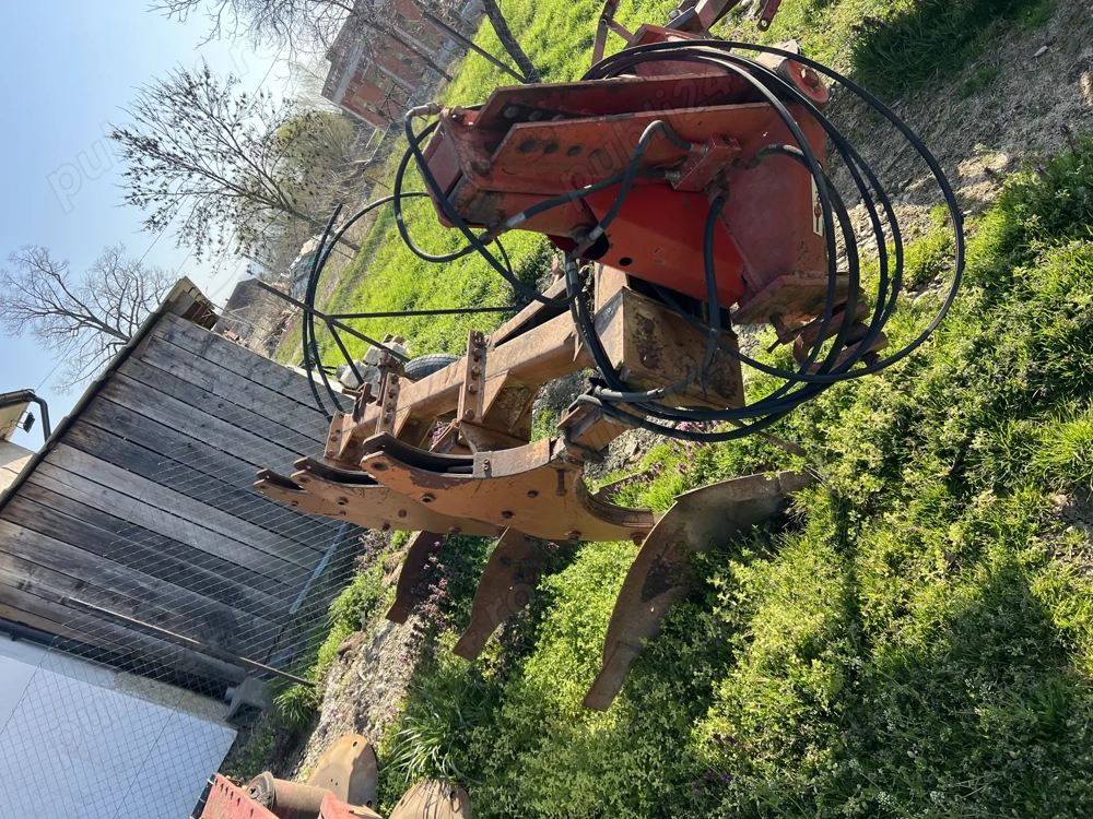 Tractor plug disc combinator