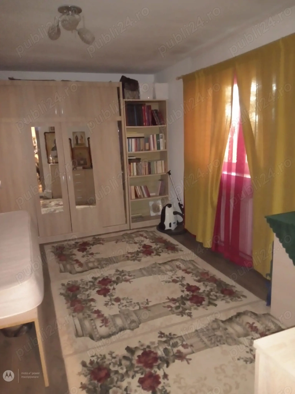 Vind  garsonieră  spațioasă  la curte  comuna   in zona  Mihai  Viteazu  