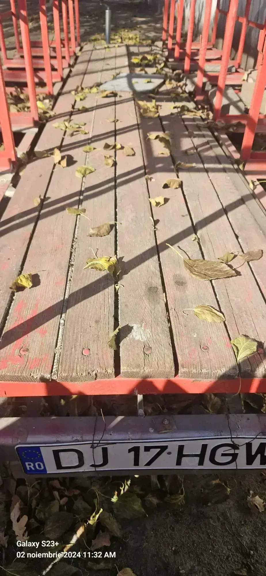 Platforma  împreună cu cutii