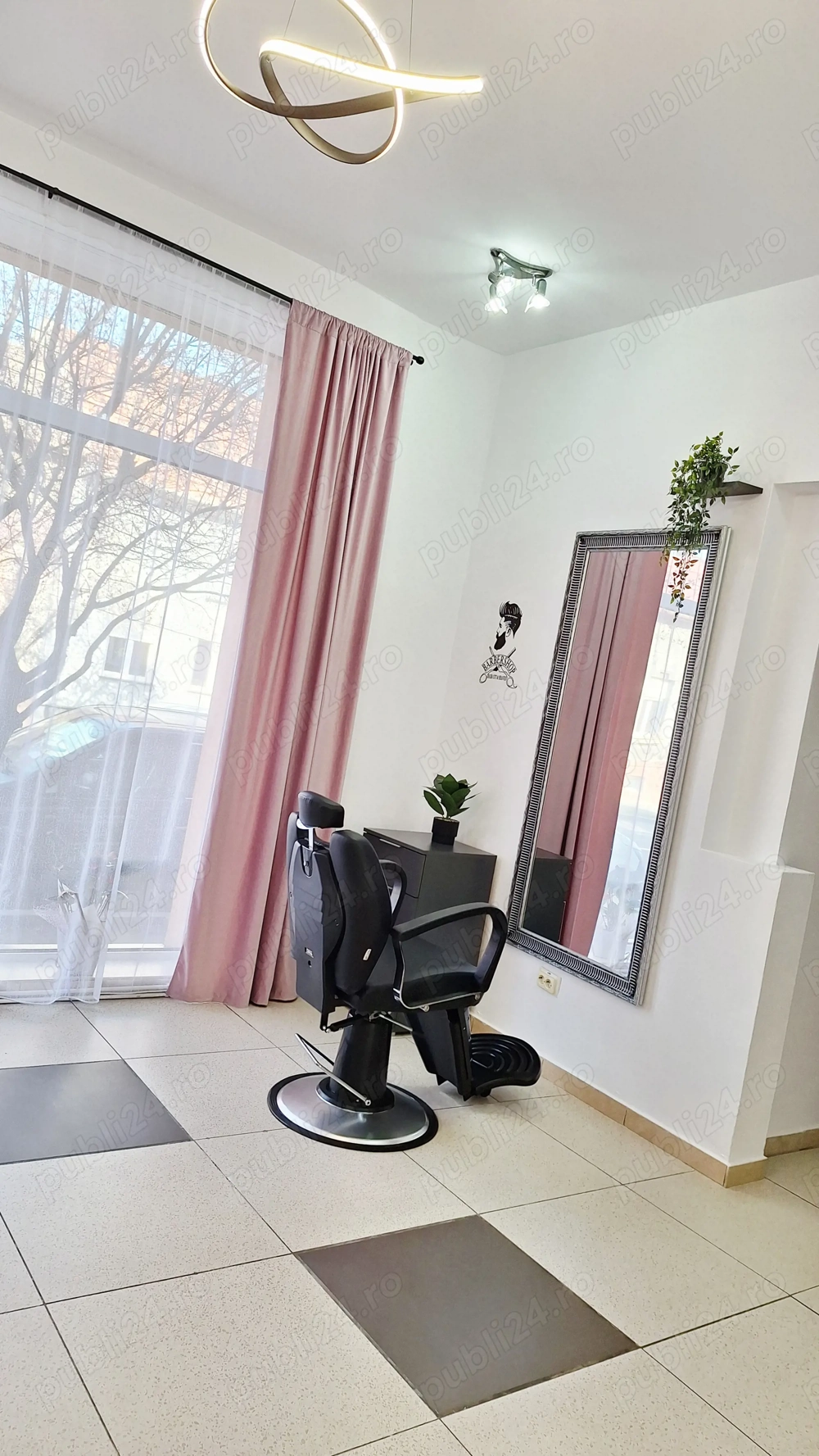 Post frizerie de inchiriat in salon central