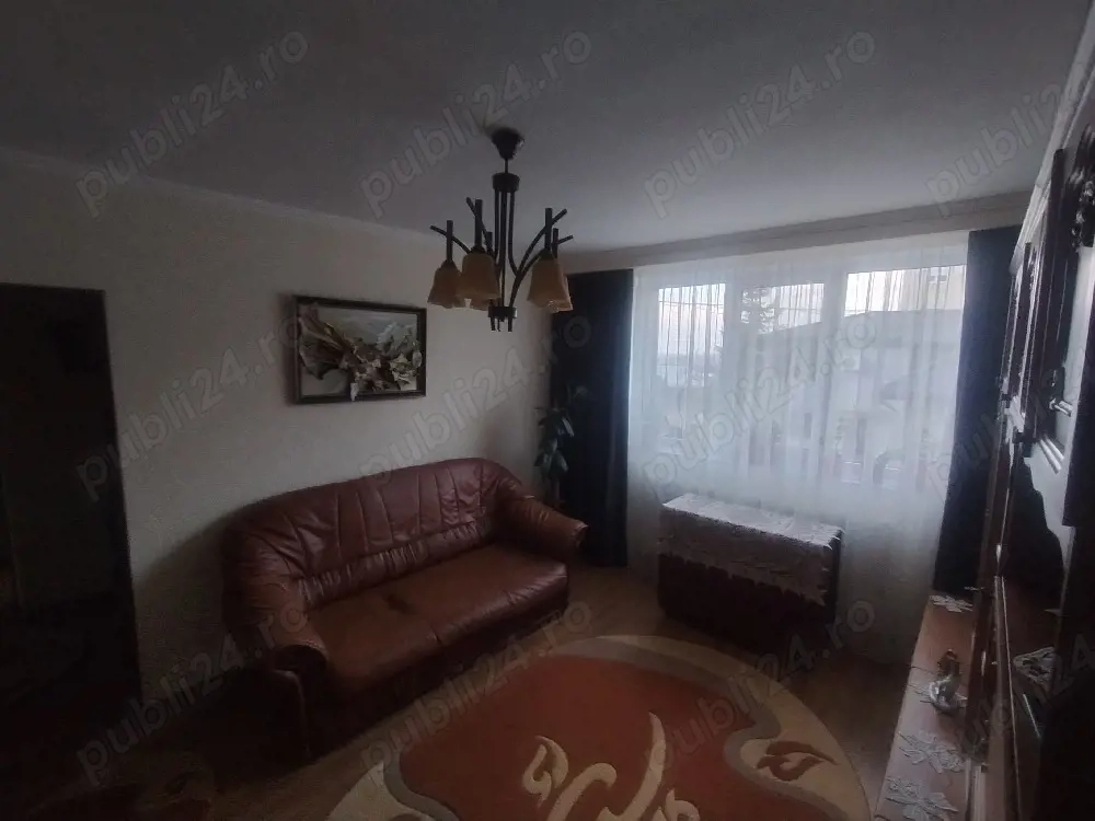 vând apartament 3 camere complet mobilat și utilat 