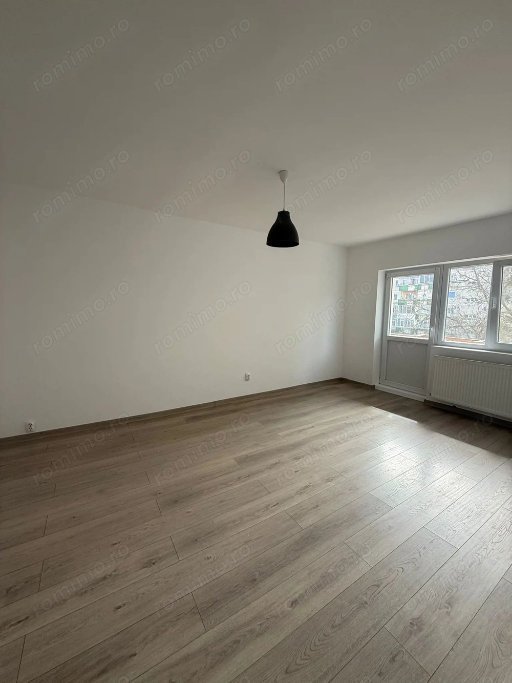 Apartament cu 3 camere  2 bai, decomandat Soarelui