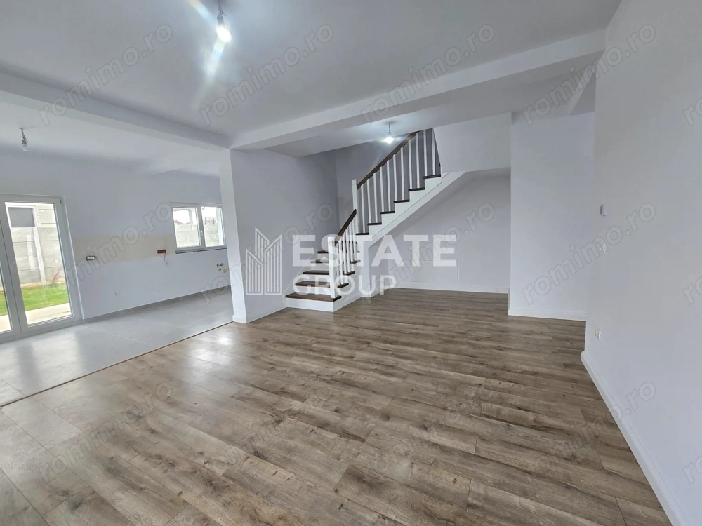 Duplex cu 5 camere despartit prin garaj in Giarmata