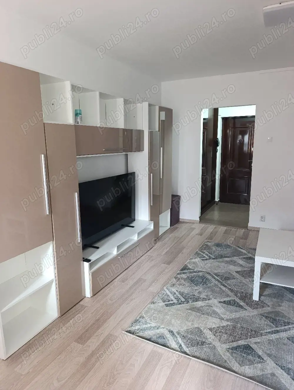 garsoniera dristor-metrou la scara blocului-modern