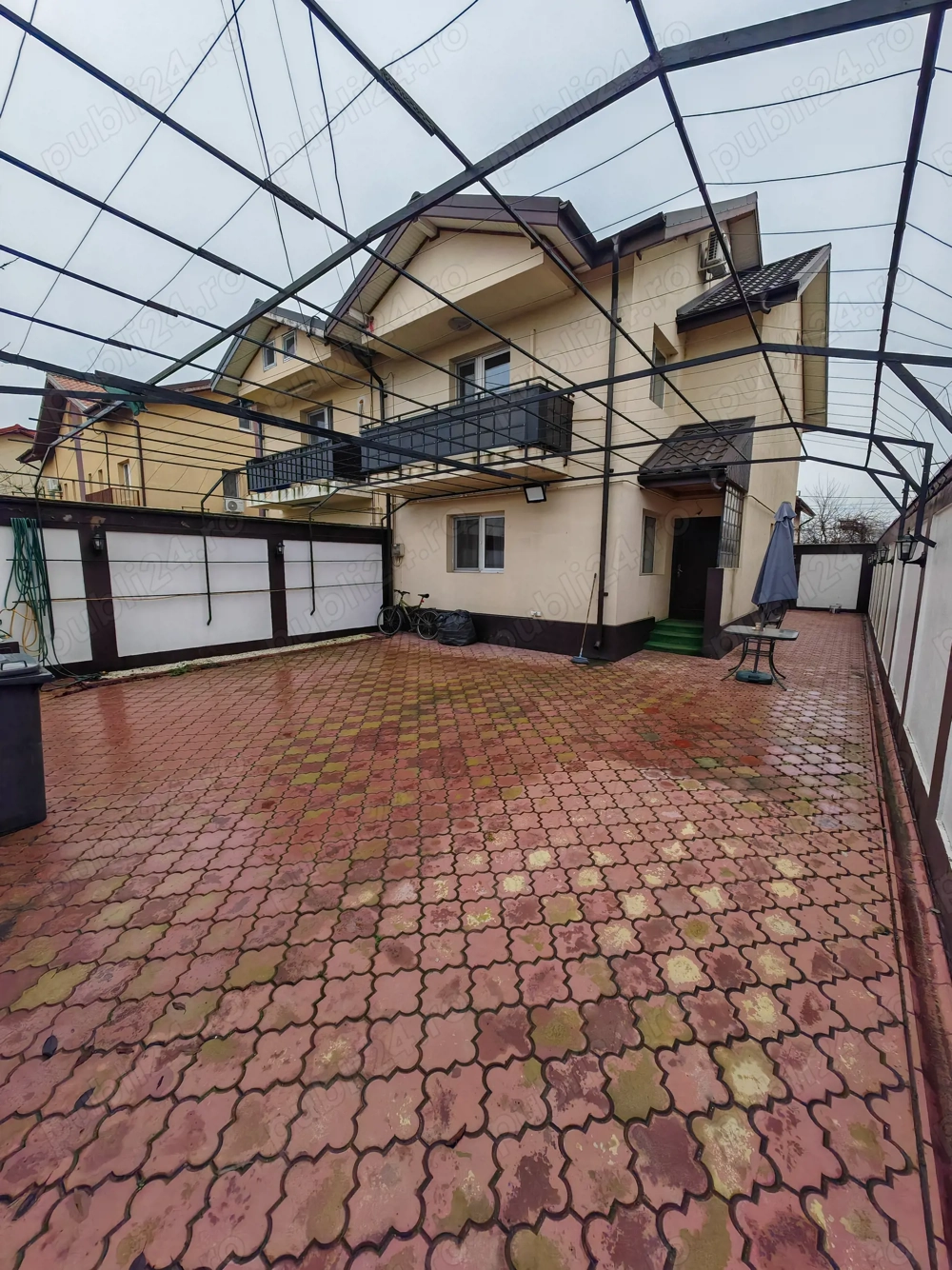 Casa cu 3 dormitoare, 3 bai, bucatarie mare, gradinita si scoala la 200m