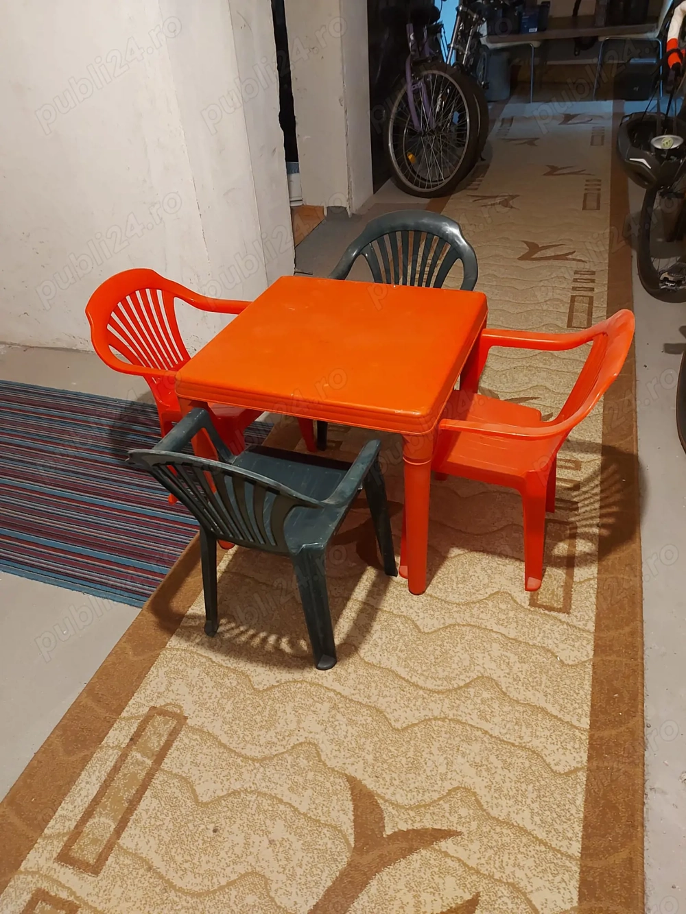 Set 3 măsuțe cu scăunele pentru copii