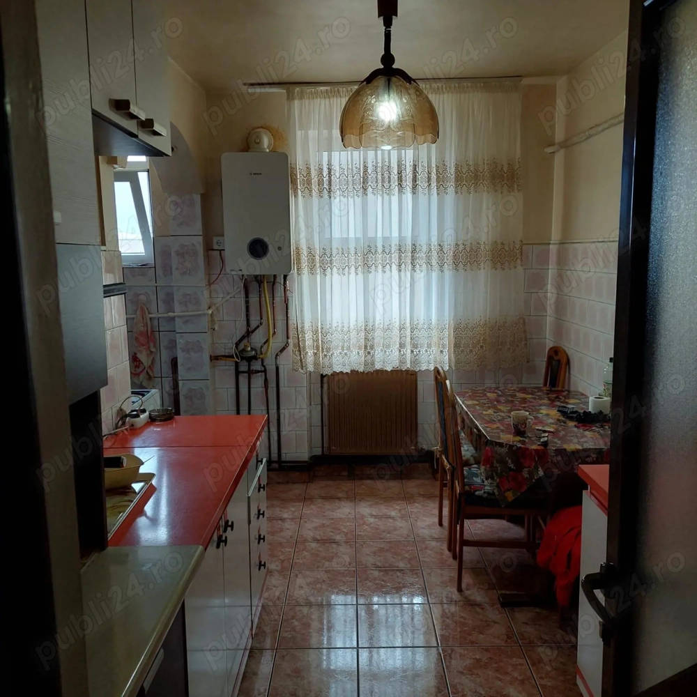 Vand apartament ultracentral, 4 camere, 2 bai, decomandat