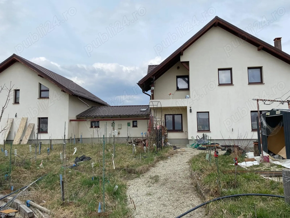 Doua case cuplate, com.Sanpetru, jud.Brasov