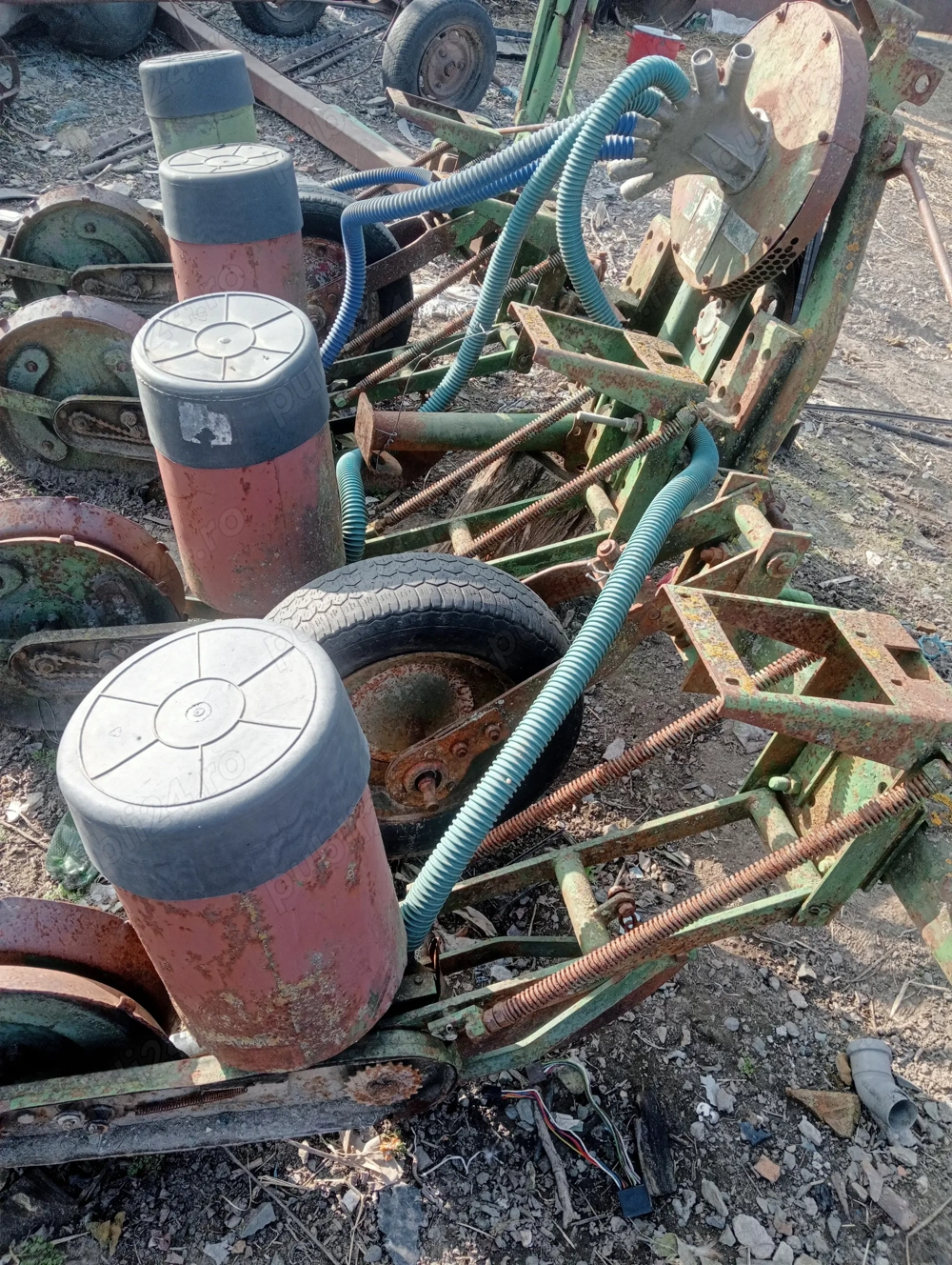 Vând semănătoare de porumb