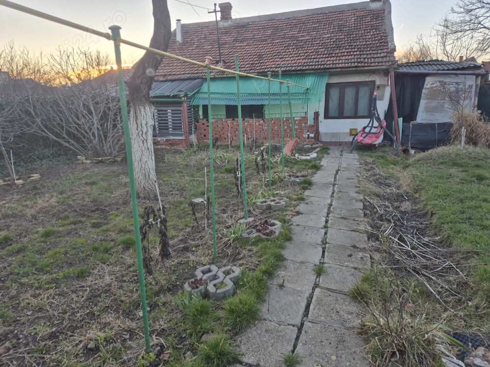 Casă cu 2 camere, Teren 301 mp, acces curte comuna , Pret redus