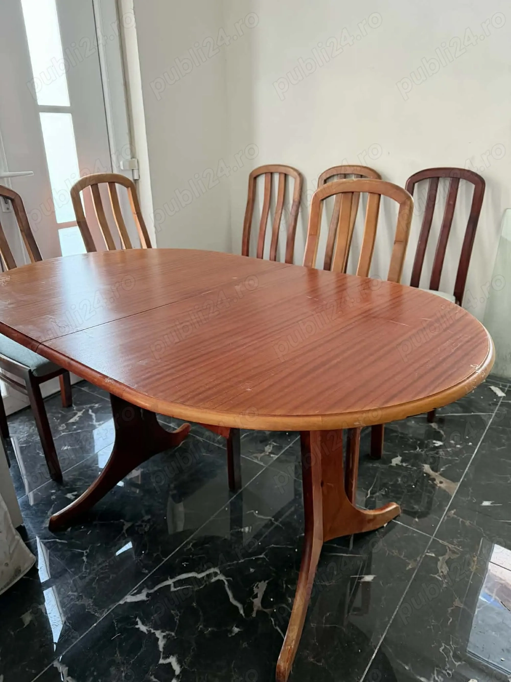 Masa rotunda din lemn 