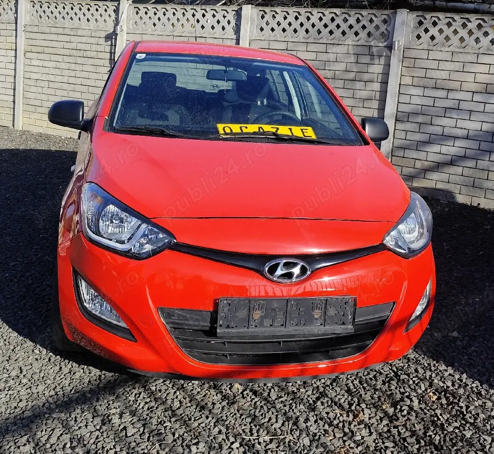 Hyundai i20 ! An 2012. Are 100.000km Carre de service Motor 1 2cm  Clima funcțională Cent