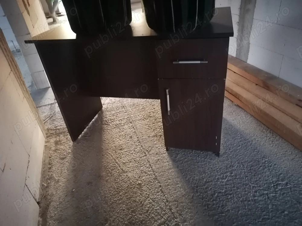 Vând birou stare buna