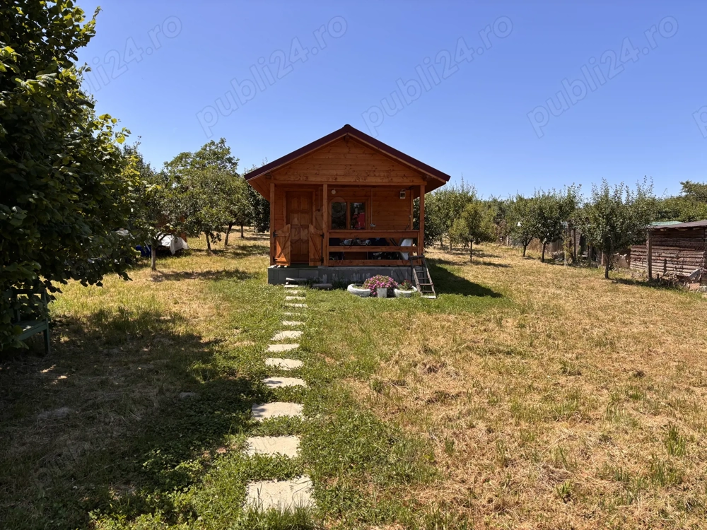Vând teren intravilan cu cabană de vacanță și livadă