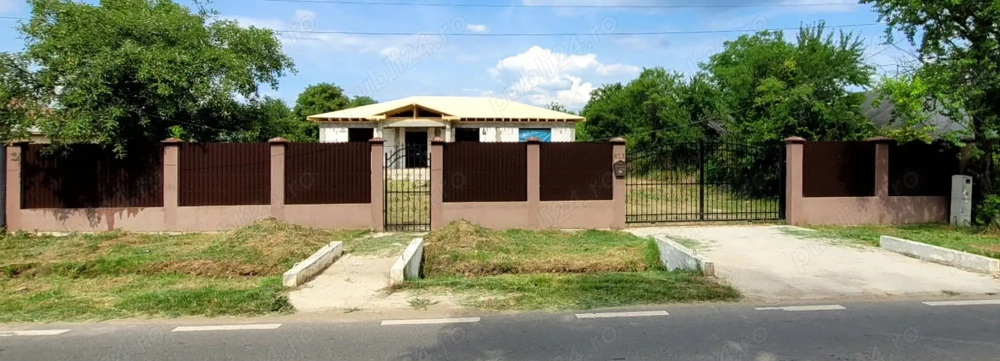 De vânzare casă la Roșu 