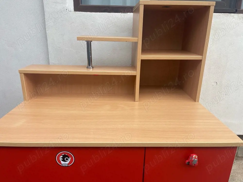 Vand birou modern cu etajera